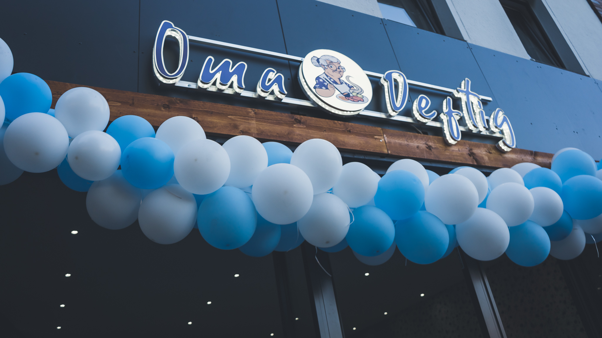 Oma Deftig Eröffnung